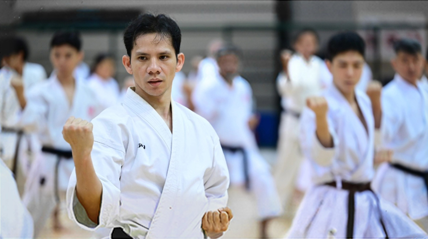 Sensei Zad Datu in kamae, leading a Shitō-ryū training session